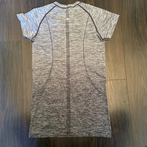 Lululemon Swiftly Tech Short Sleeve Crew Sz 6 In White / Dark Cast - Picture 4 of 6